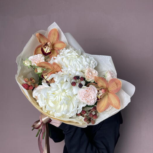 Теплый кофейный букет с карамельными орхидеями, яркой ежевикой и кремовыми хризантемами
