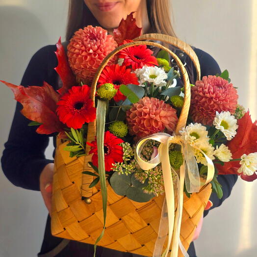 Корзина с герберами и георгинами
