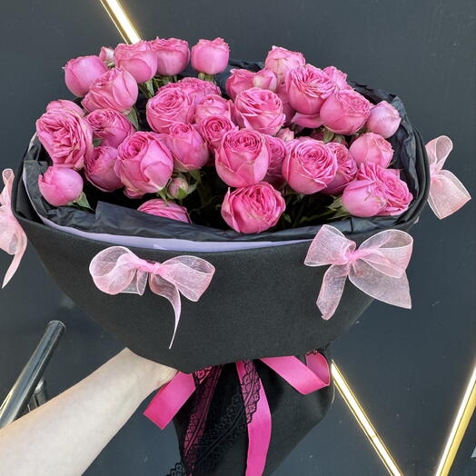 Букет из кустовых роз в черной упаковке с бантиками🩷🖤🎀