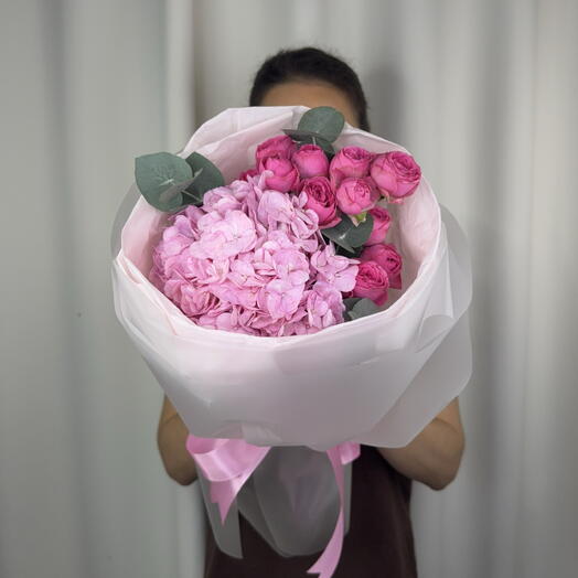 💕☺️ Букет комплимент с гортензией и кустовыми розами
