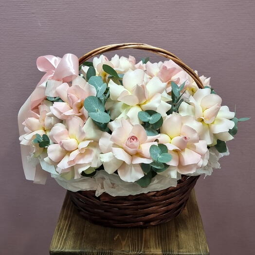 Корзина с французскими розами