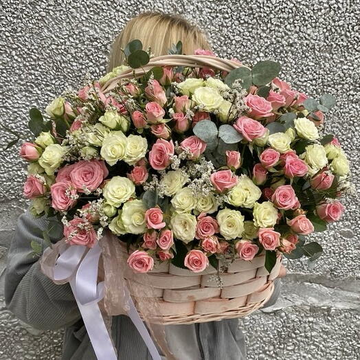 Корзина кустовых роз! (35 веток белых и розовых кустовых роз с эвкалиптом и лимониумом)