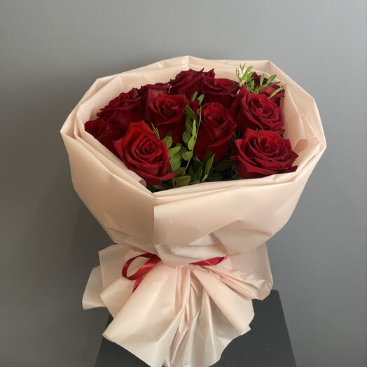 Элегантный букет из бордовых роз 🌺