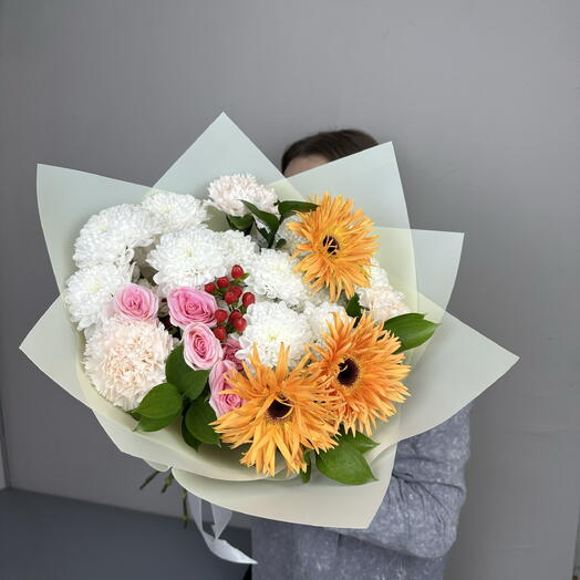Букет из Герберы, Хризантемы, Диантусов(гвоздика) и Кустовой розы🧡
