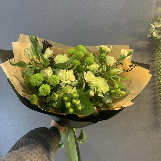 Букет из хризантем, диантусов и альстромерии