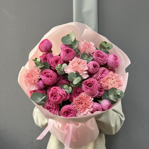 Яркий букет в Пионовидной Розой Жизель и Диантусами 💝