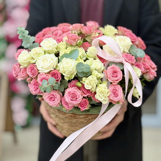 Авторская композиция «17 мгновений нежности» 🌸🧺 – кустовые розы