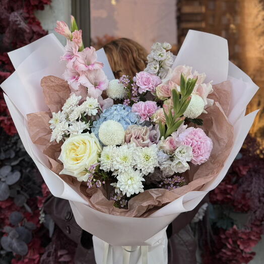 Авторский букет от Sofi flowers «цветочный микс» с гортензиями, гладиолусами, розами