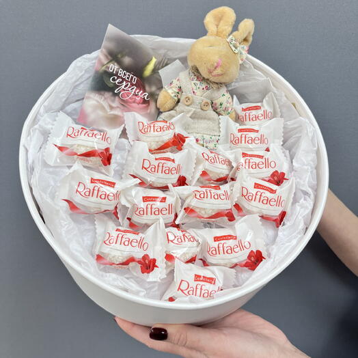 Сладкий подарочный набор с раффаэлло и открыткой