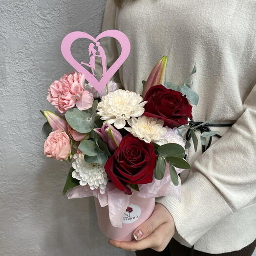 Композиция из розы Эквадор, кустовой розы, диантуса и эвкалипта с топпером 💐