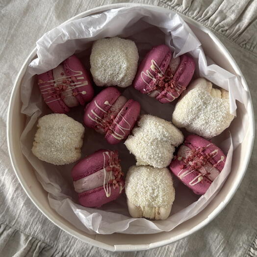 Макаруны 10 шт в красивой коробке