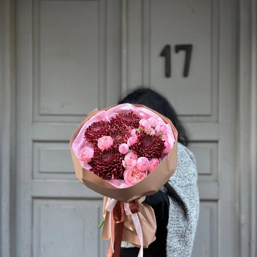 Mix of roses and brown chrysanthemums