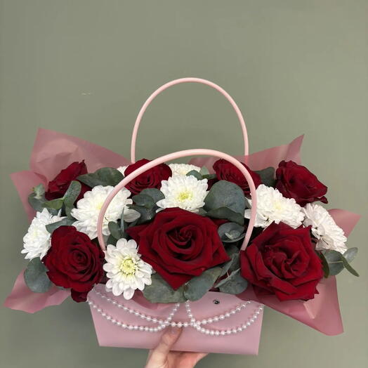 Композиция из красных роз, хризантем и эвкалипта