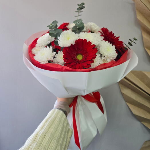 Яркий букет с хризантемой, герберой и эвкалиптом