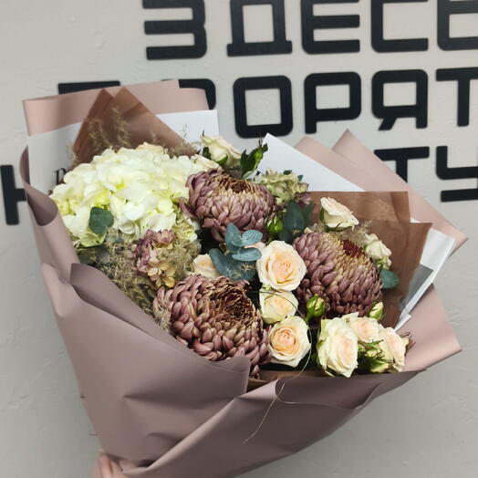 Букет с хризантемами и гортензией