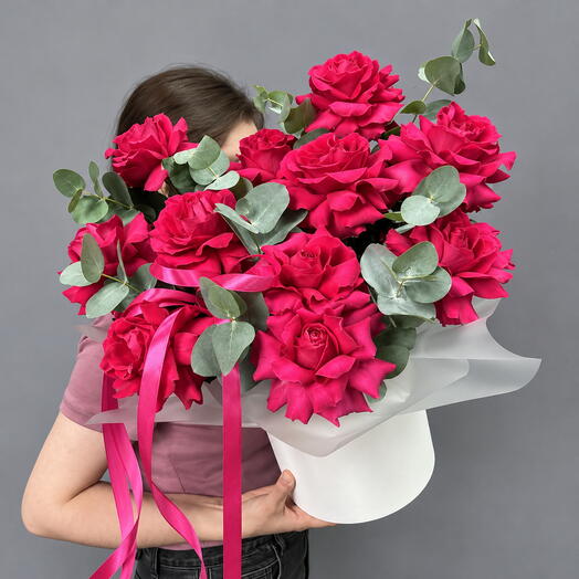 Яркие малиновые французские розы️️ с эвкалиптом в шляпной коробке 💞
