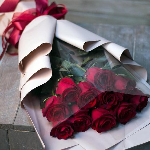 11 rosas en un paquete elegante