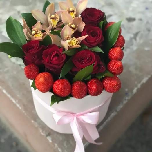 Комплимент с клубникой и розами для любимой
