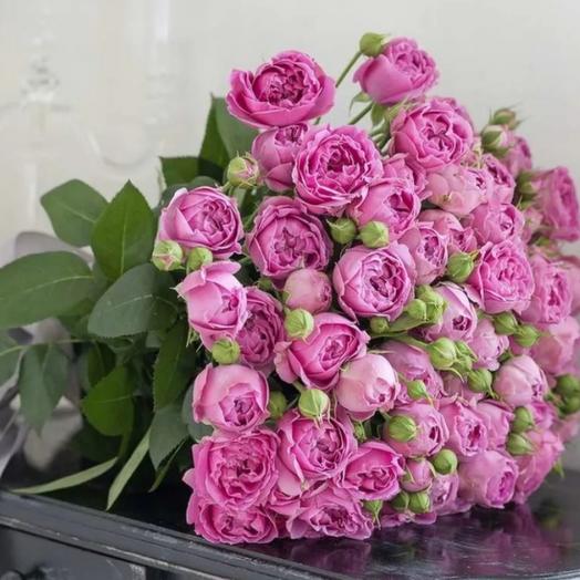 Un ramo de 19 rosas arbustivas en forma de peonía