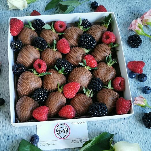 Fresas cubiertas de chocolate con frambuesas y moras