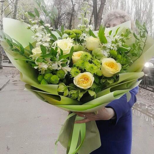Букет с пионовидными розами и хризантемой