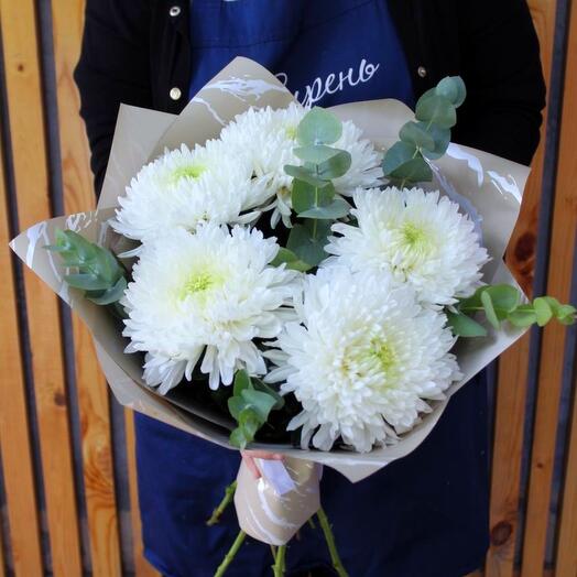 Single-headed chrysanthemum with eucalyptus