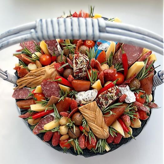 Корзина с мясными изделиями