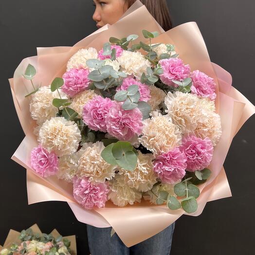 Ramo de 35 Dianthus Brut con eucalipto