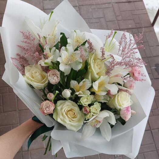 Букет с белой розой и альстромерией