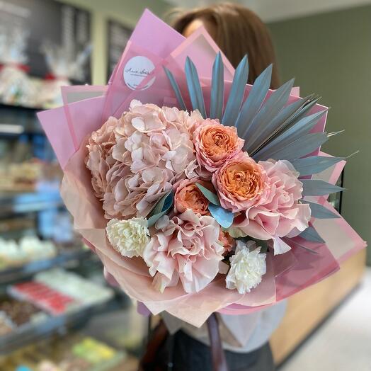 Ramo calado de rosas y Hortensias
