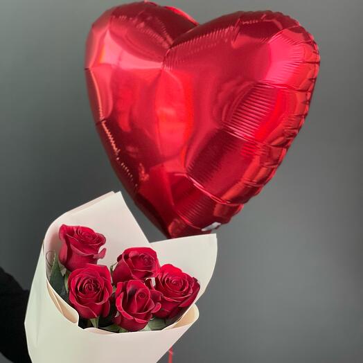 Rosas rojas 5 y un globo de helio-corazón