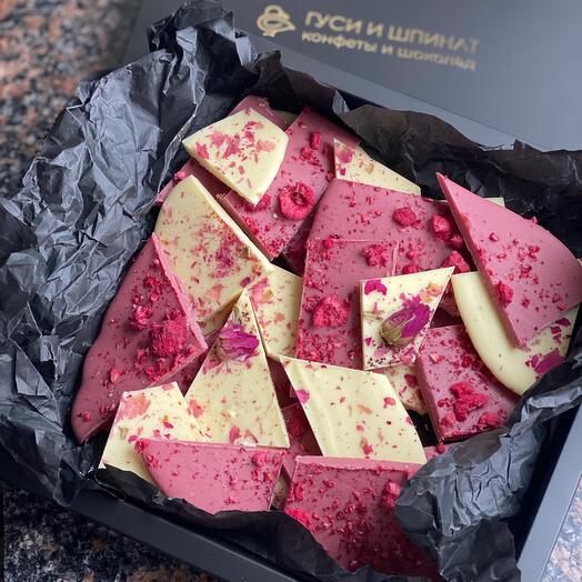 Chocolate picado con fresa y rosa