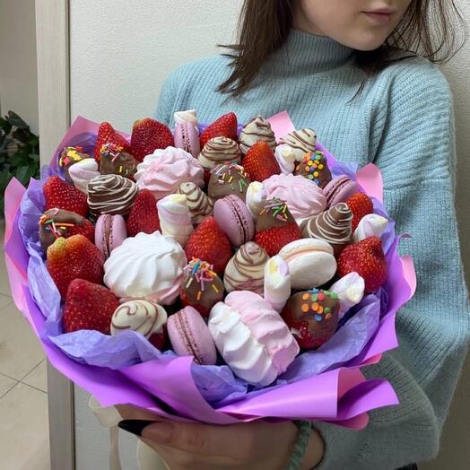 Букет со сладостями и клубникой в шоколаде