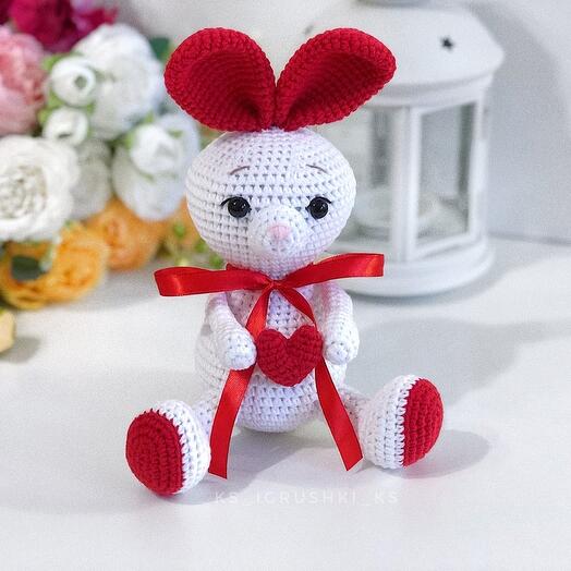 Вязаный зайка с красным сердечком. Игрушка зайчик на День Валентина