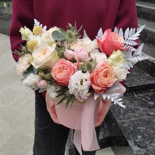 Caja de flores con rosa de peonía eustoma y helecho
