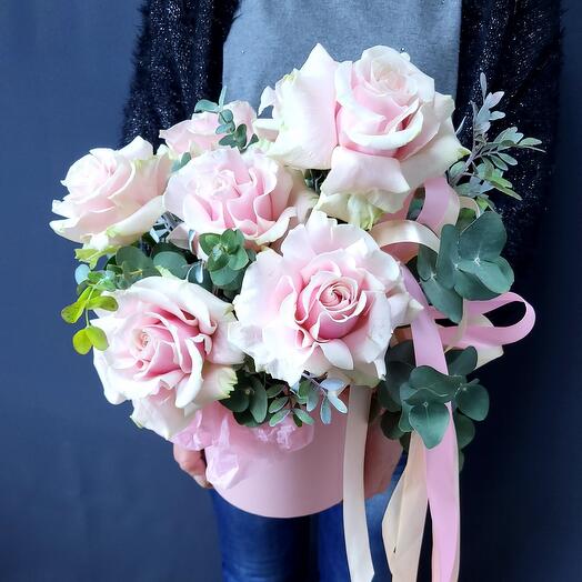 Delicate roses in a hatbox