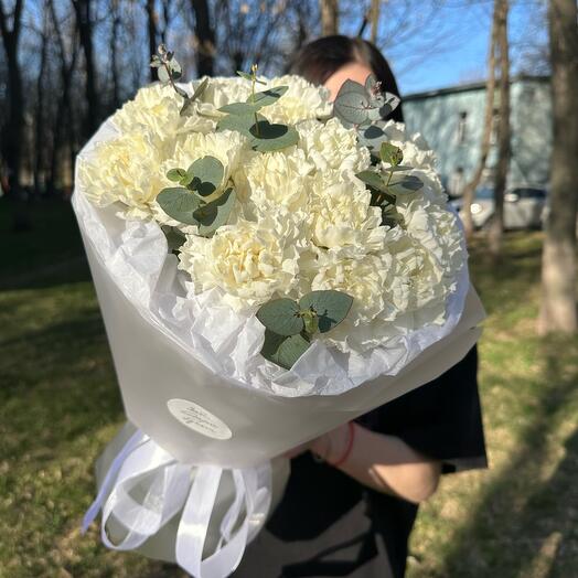 Белые Диантусы и эвкалипт