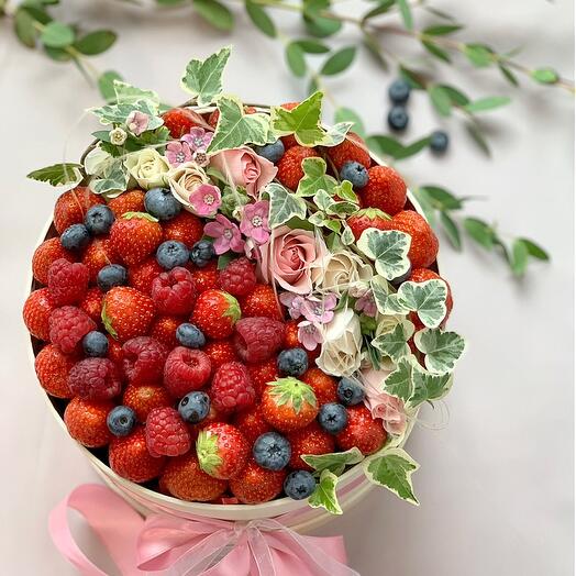 Микс ягод с цветами