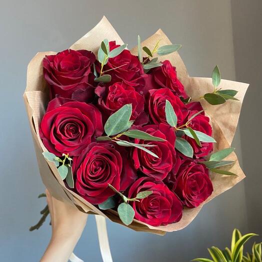 Ramo de 11 rosas rojas con eucalipto