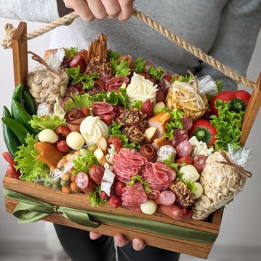 Men's box with sausage, cheese and vegetables "Gladiator"