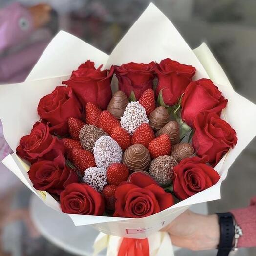 Букет из клубники в шоколаде с красными розами