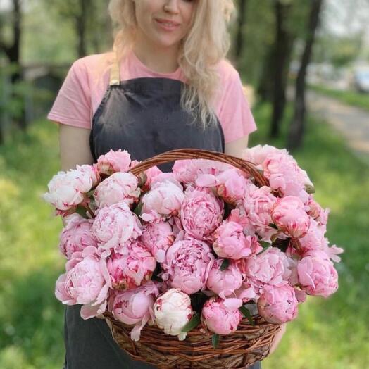 Корзина с цветами 51 пион