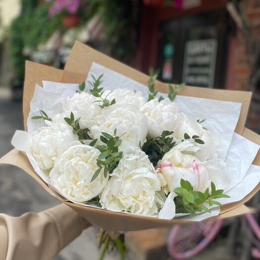 Bouquet of 9 white peonies