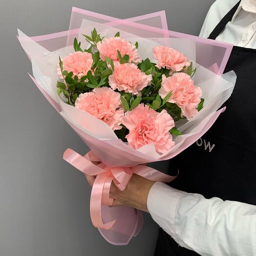 Ramo de Dianthus rosa con vegetación