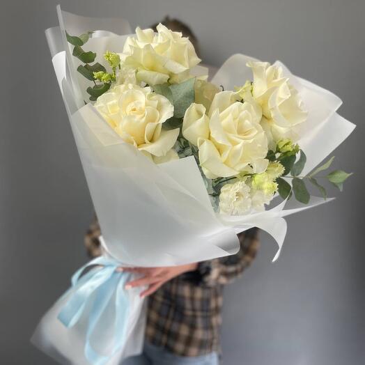 Bouquet of white French roses and eustoma