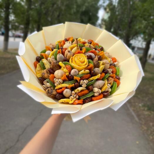 Букет из орехов и сухофруктов