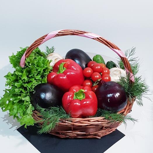 Корзина с отборными овощами и зеленью