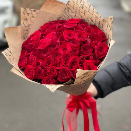 51 красная роза в крафте