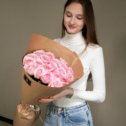 21 розовая голландская роза в крафте 60см