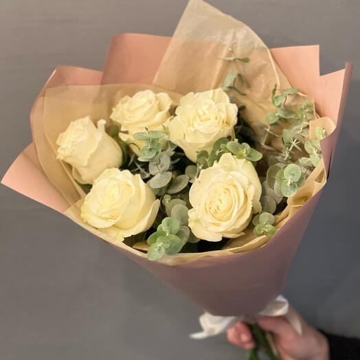 Bouquet of 5 white roses and eucalyptus in a beautiful package
